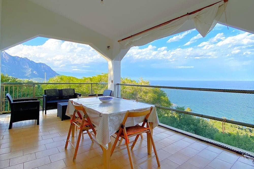 Small apartment with direct access to the sea 1