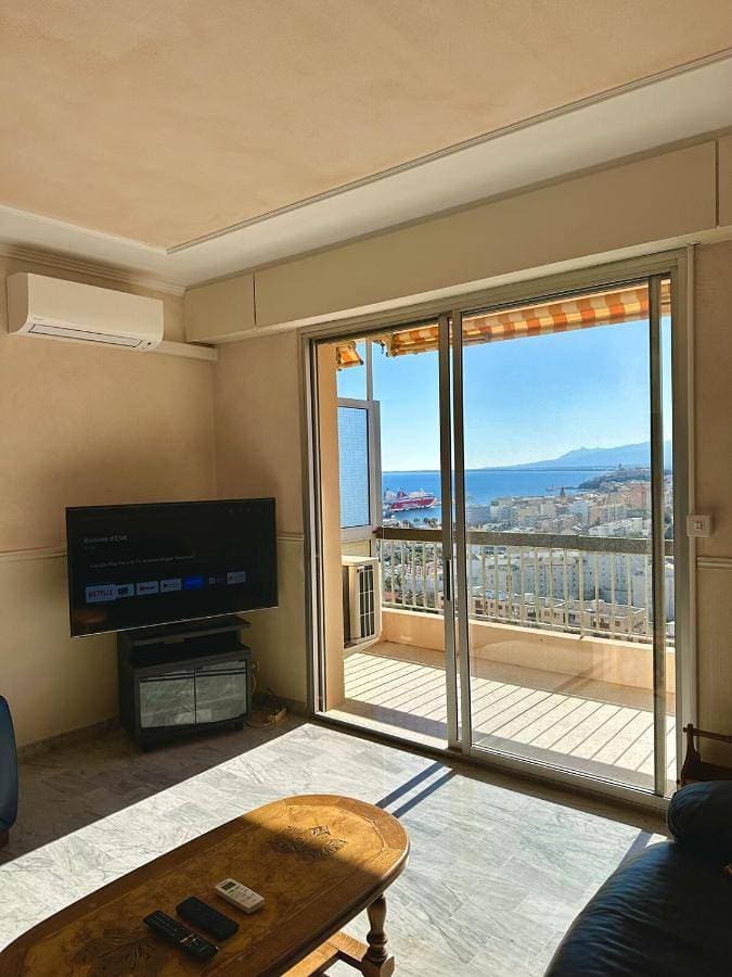 Apartment with stunning sea and mountain views 1