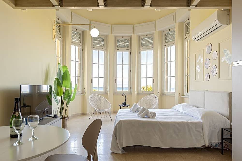 Foto 2 von 20: The recently renovated apartment is a small gem, perfect for two guests. The interiors are modern, thoughtfully designed, and finished with great attention to detail to ensure maximum comfort. It features a cozy double bedroom, a bright living area with