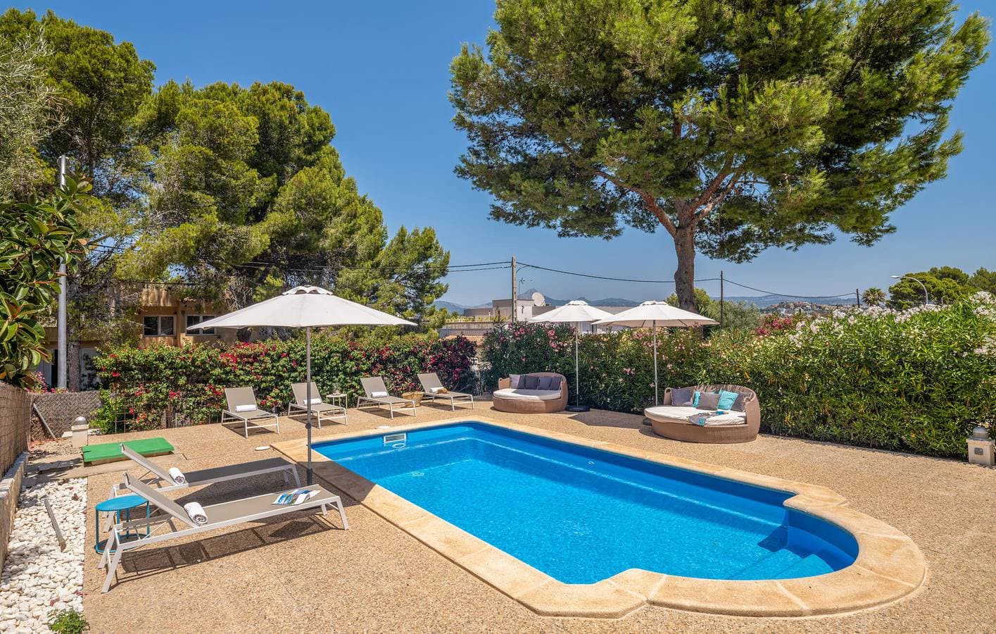Foto 4 von 27: Sonniger Rückzugsort mit Pool- und Strandblick