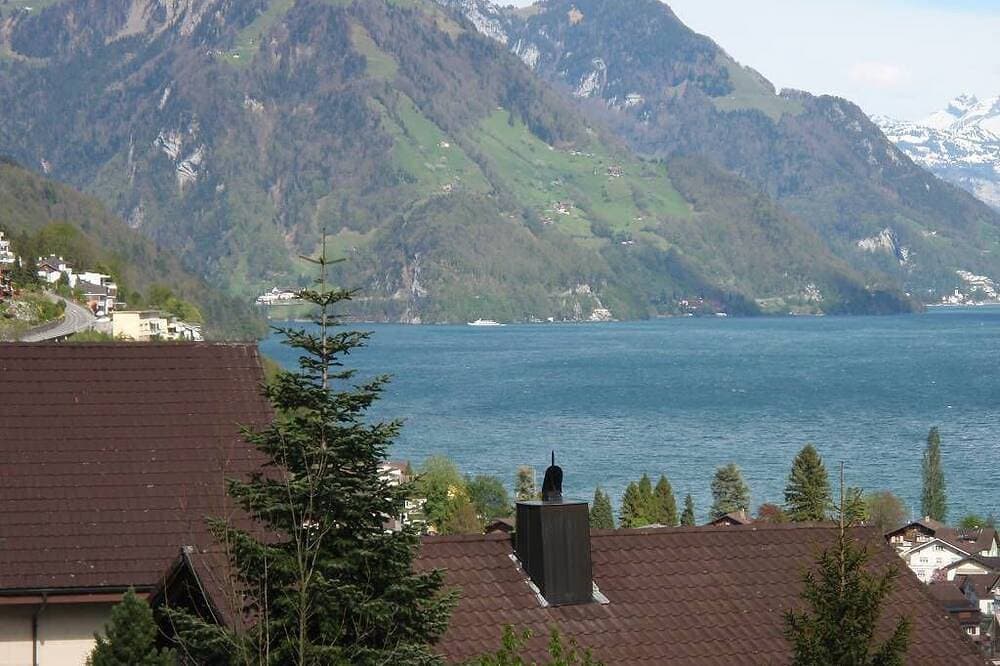 2 1/2 Zimmerwohnung mit Komfort und Aussicht! 1