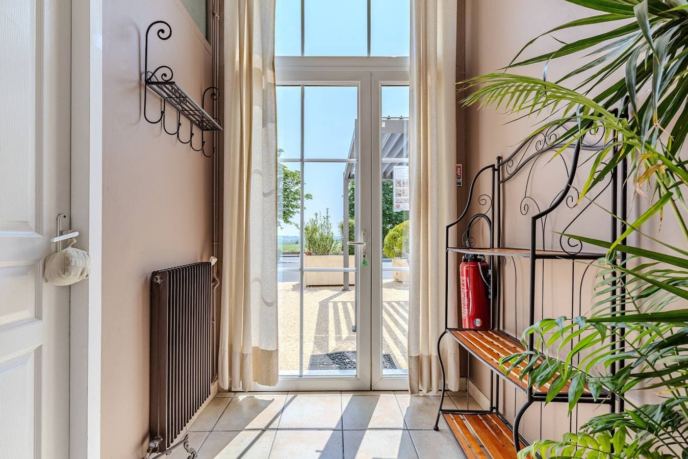 Foto 4 von 25: Ferienhaus 'Les Marronniers' mit Pool und Blick auf die Weinberge in Montagne