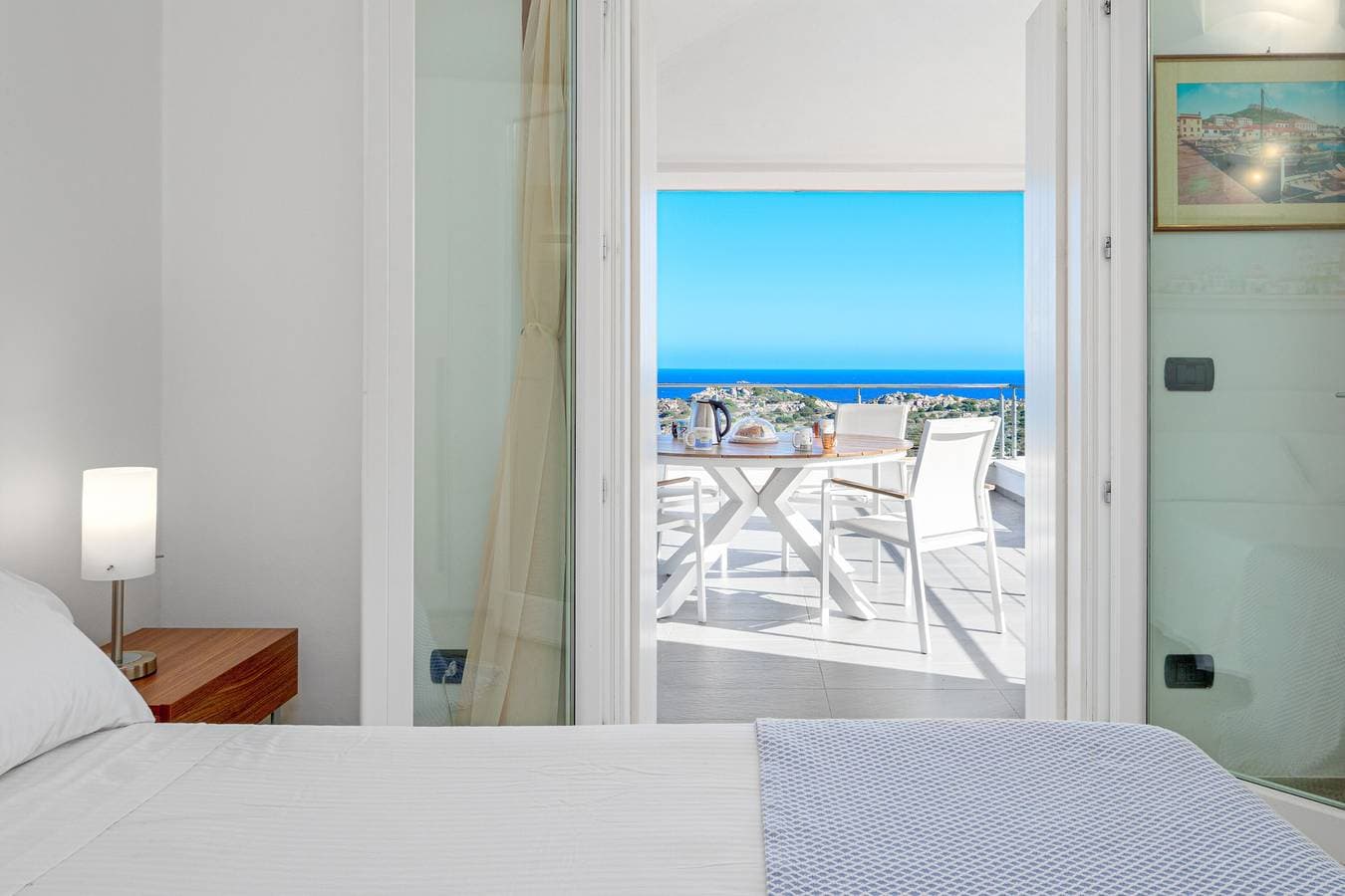 Foto 6 von 33: Ferienwohnung 12 in der Villa Marconi mit Blick auf das Meer und die Berge und Panoramaterrasse