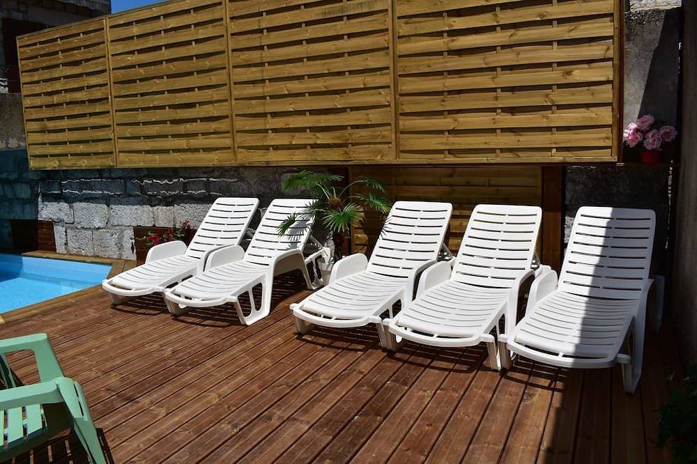 Foto 10 von 12: Studio Avec Piscine 10 min à Pied de la Rivière et 5 min du Centre