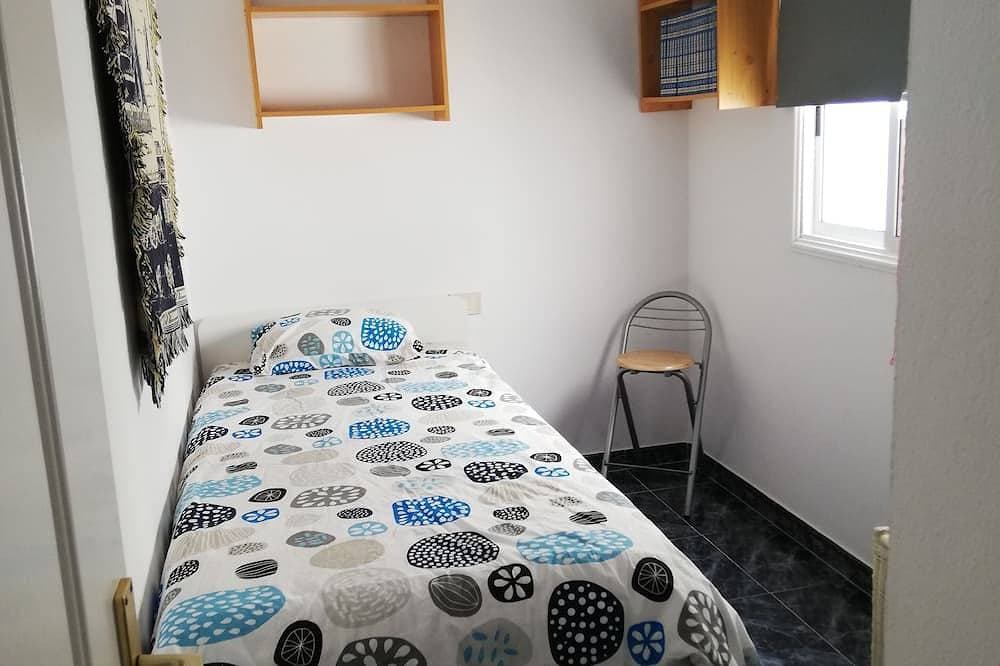 Foto 2 von 26: Geräumiges und helles Apartment mit 3 Schlafzimmern, Wohnzimmer mit Küche / Esszimmer und 1 Badezimmer.