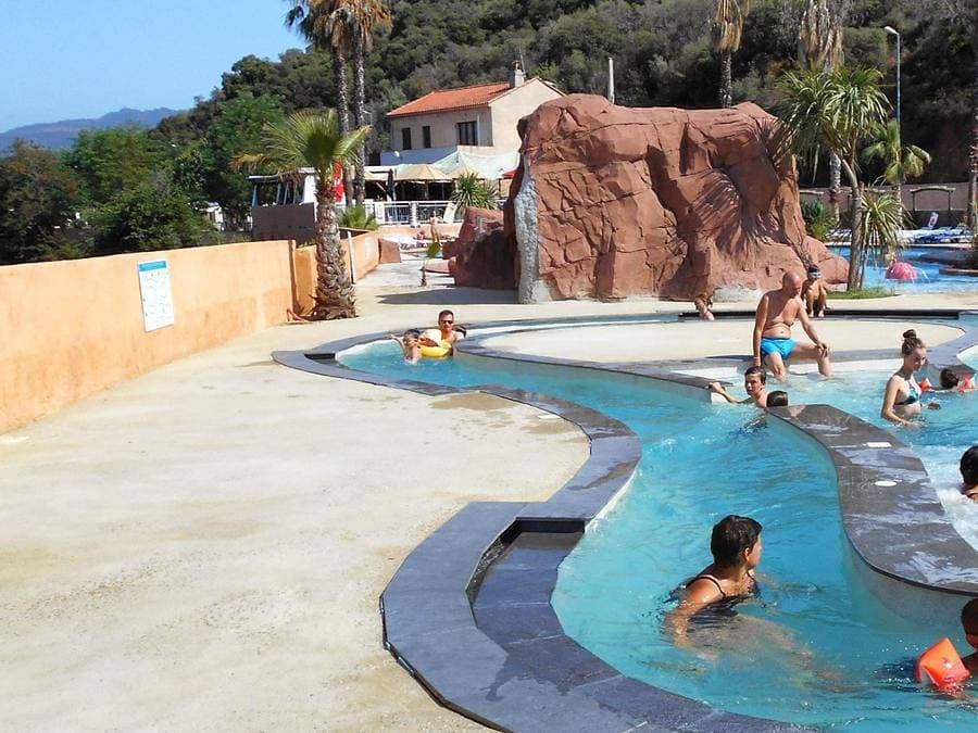 Foto 10 von 49: Camping Tikayan la Vallée du Paradis - Mobilheim 6 personen - Colorado Standard - 2 Schlafzimmer - Klima - TV