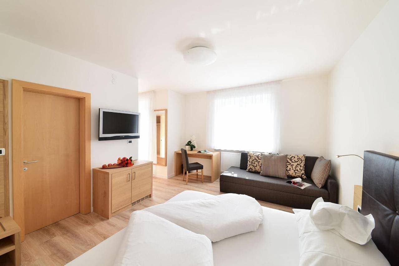 Foto 4 von 11: Double Room with Balcony
