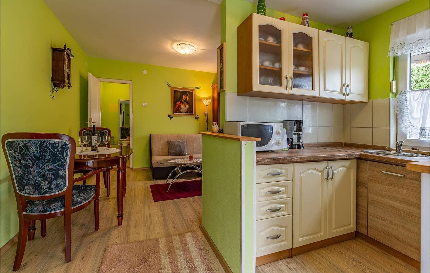 Foto 5 von 19: Gemütliche Ferienwohnung mit Terrasse, Parkplatz und 1 km Entfernung zum Strand Bijela
