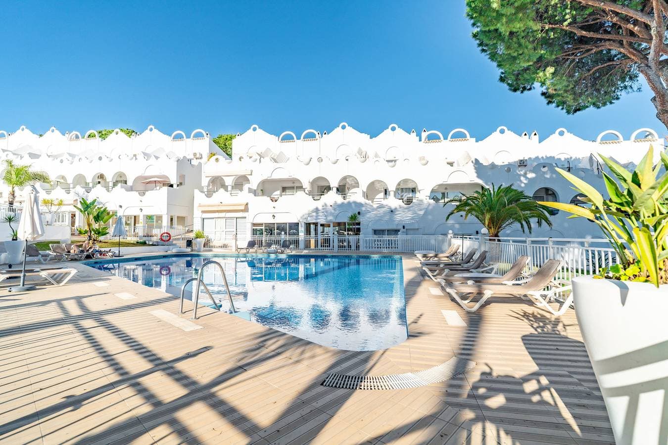Foto 6 von 52: Sunny Marbella Townhouse with Terraces, Pool & Hotel Amenities