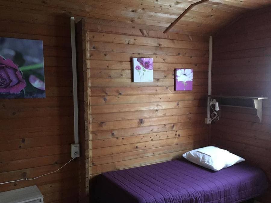 Foto 9 von 45: Les Chalets De Fiolles - Chalet 4 personen - Chalet Pmr Confort - 1 Schlafzimmer - Klimaanlage - TV - BBQ - Reinigung* - 35m2 + überdachte Terrasse von 14m2