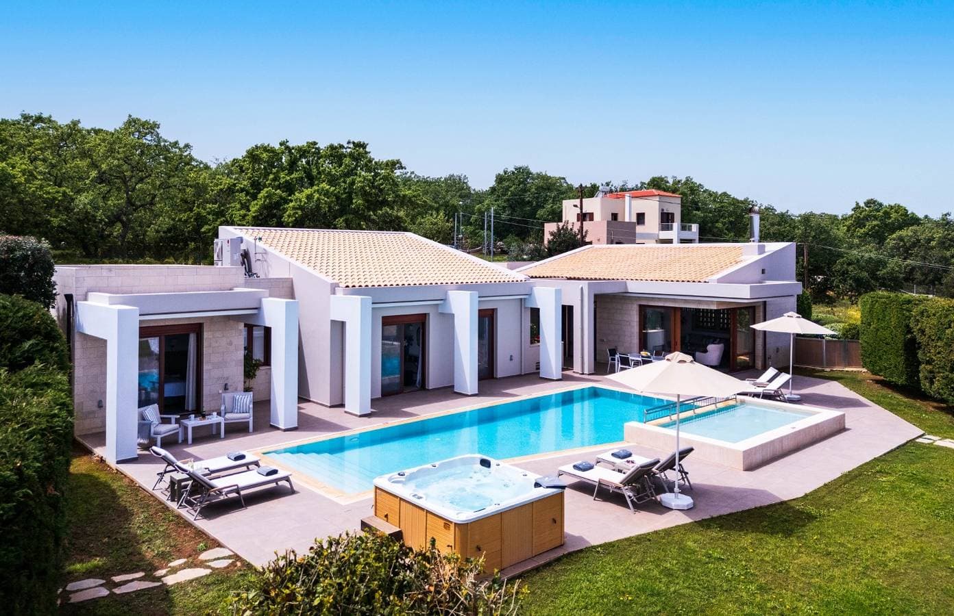 Foto 2 von 27: High-Spec Contemporary Villa with Garden, Jacuzzi and Walk-to-Tavernas Location