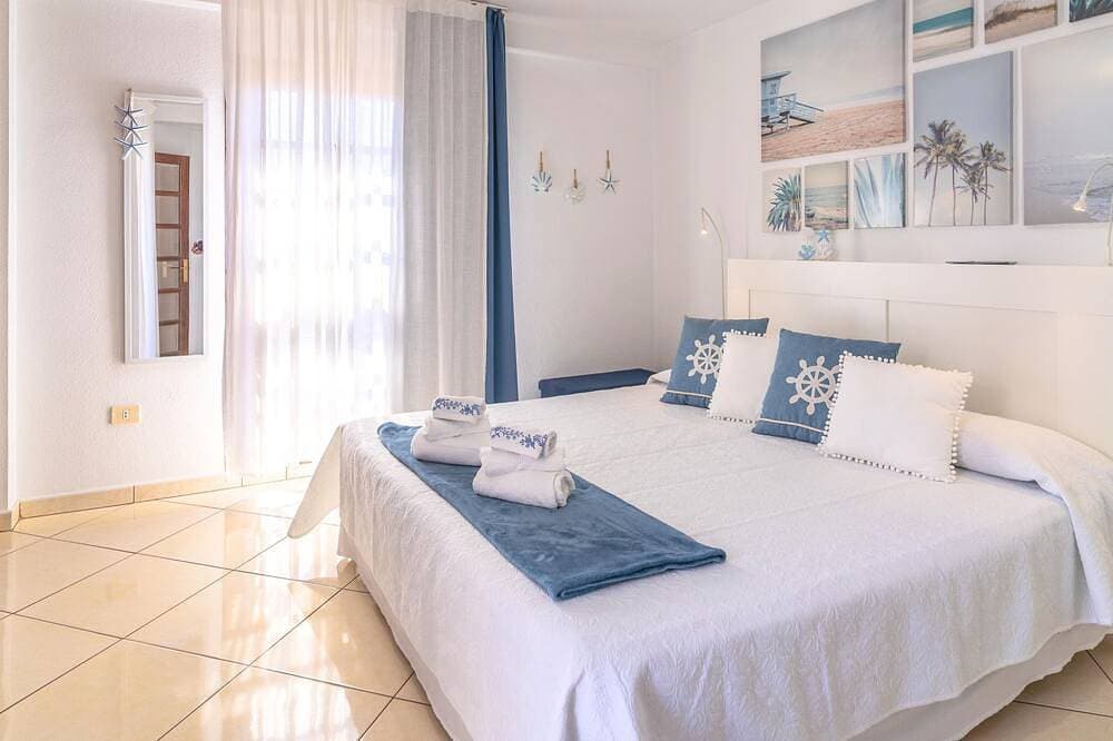 Go2Tenerife Apart'Smile Las Americas Center & Heated Pool 1