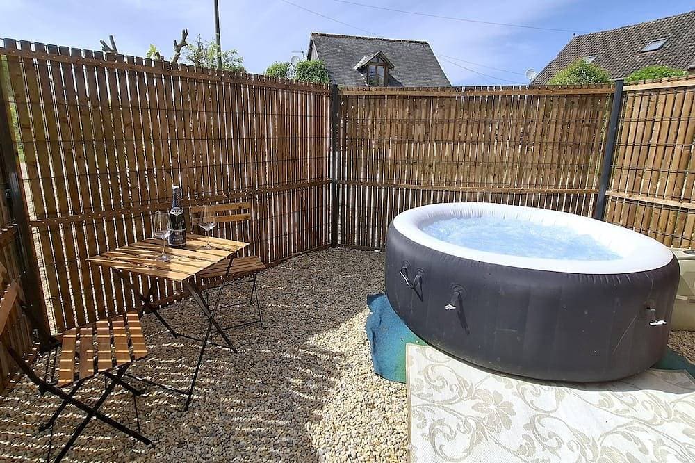 Foto 13 von 14: Stylish 1st floor apartment with heated pool & private jacuzzi, 3 star rated
