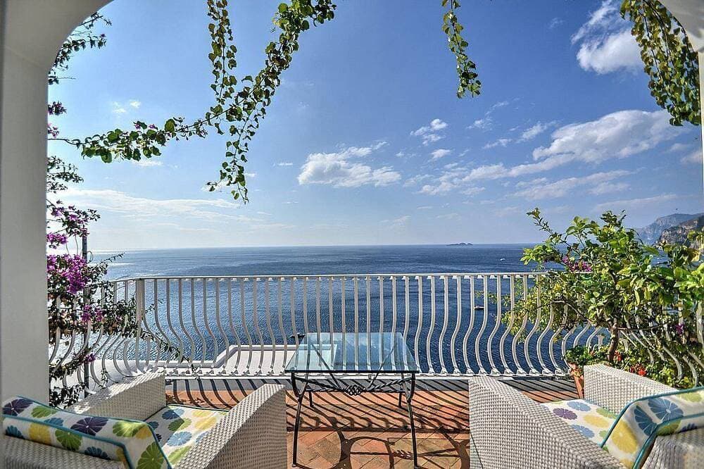 Foto 13 von 30: Villa Cleopatra: An elegant and welcoming two-story villa built sheer above the sea, with Free Wi-Fi.