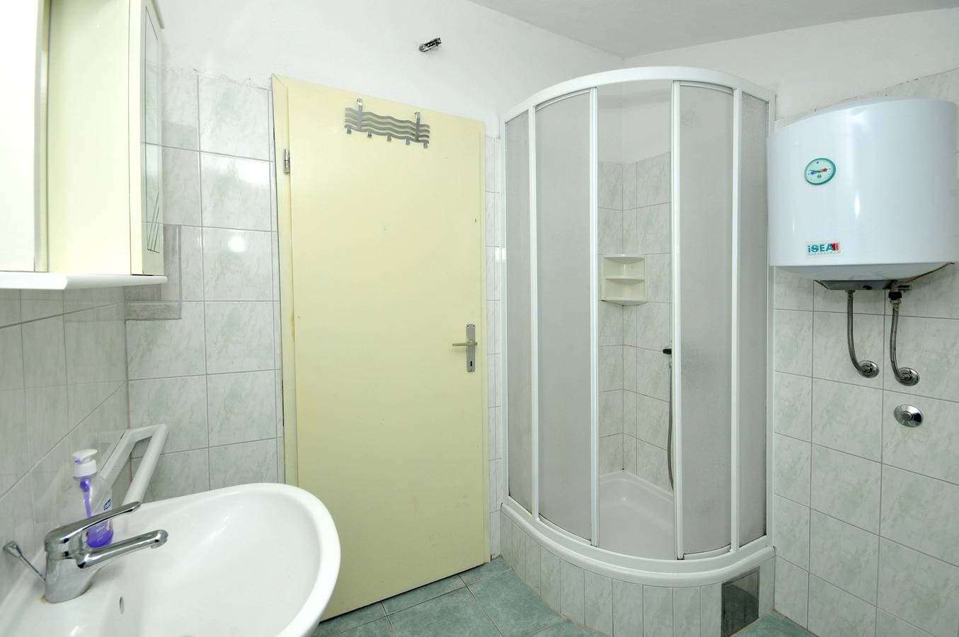 Foto 12 von 16: 1-Zimmer-Ferienwohnung mit Terrasse und Meerblick Okrug Donji, Ciovo A-13732-a