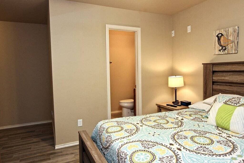 Riverside Retreat- 2Bdr / 2Bth- 1st Floor Einheit! 1