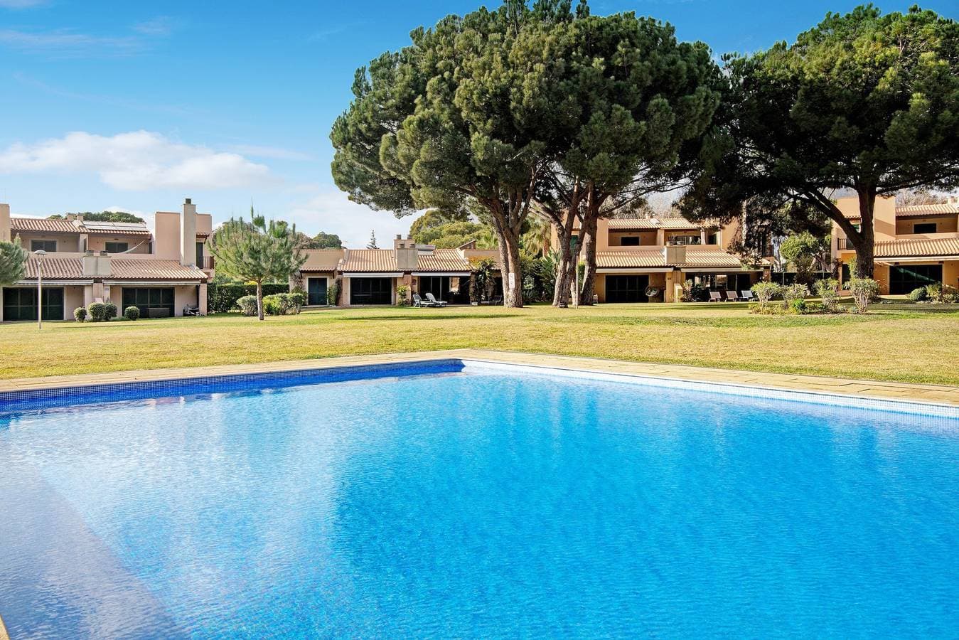 Foto 2 von 25: Ferienhaus Vilamoura Tenis 58 mit Terrassen, Gemeinschaftspool und WLAN