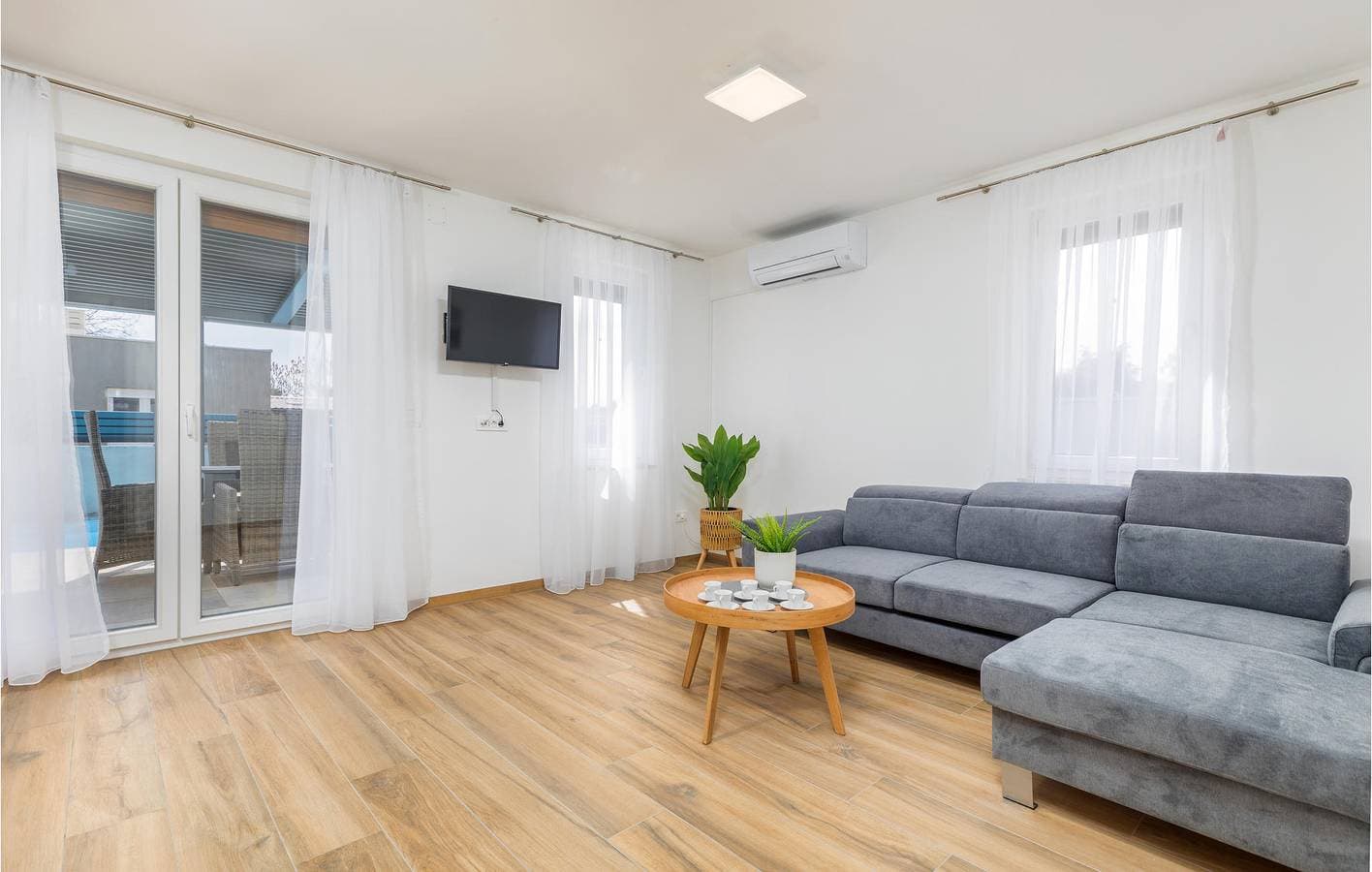 Foto 7 von 34: Apartment am Meer mit Terrasse, WLAN, Parkplatz und in der Nähe des Strandes von Fažana