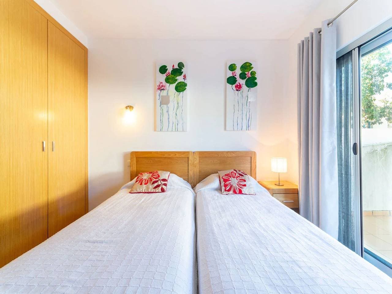 Foto 4 von 37: Ferienhaus für 4 Personen mit Pool