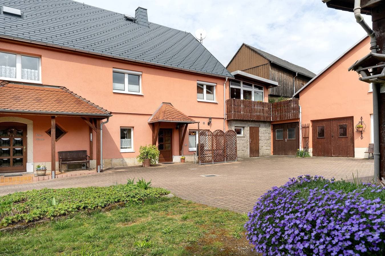 Foto 2 von 21: Ferienwohnung '2' mit Gemeinschaftsterrasse, Gemeinschaftsgarten und Wi-Fi