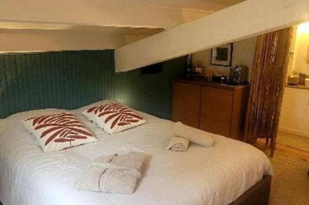 Charming little studio (no kitchen) ideal for a couple Swimming pool- Sea 5 mins away 1