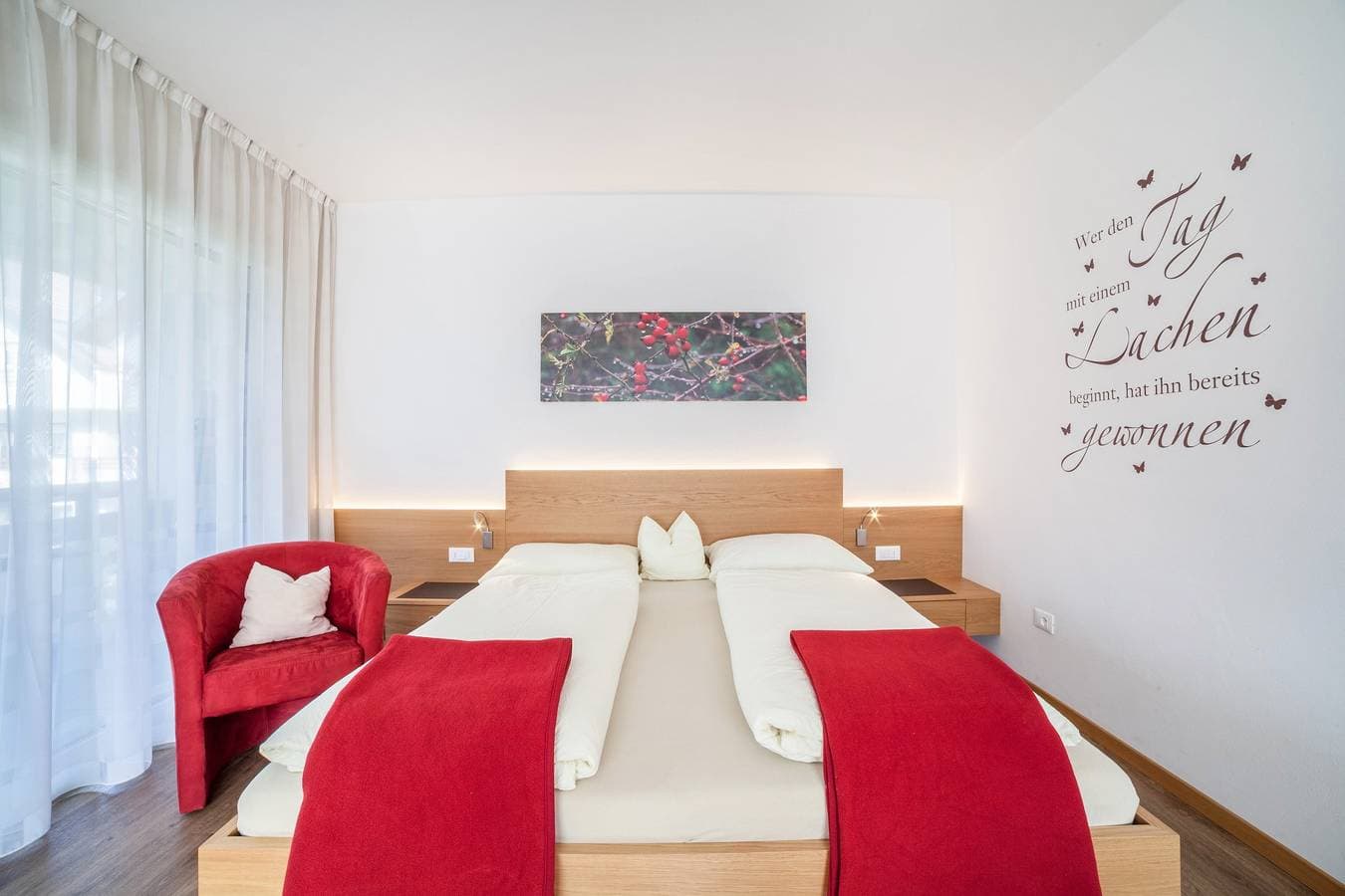 Foto 12 von 26: Ferienwohnung "Schnitzer - Hagebutte" mit Bergblick, WLAN, Balkon & Garten