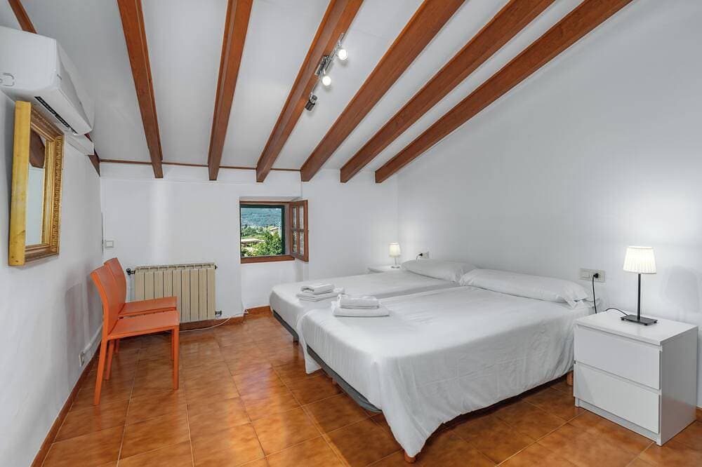 Foto 3 von 25: Traditionelles mallorquinisches Haus mit atemberaubendem Blick auf die Berge.