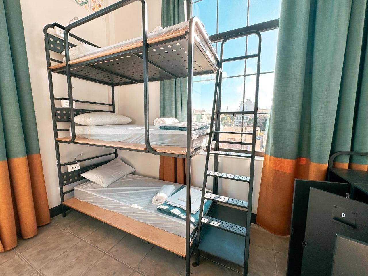 Foto 8 von 9: Mixed Dormitory Room