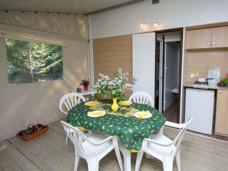 Foto 8 von 56: Camping Le Luberon | Pausado - Bungalow 4 personen - Cottage Capucine 4p Ohne Sanitären