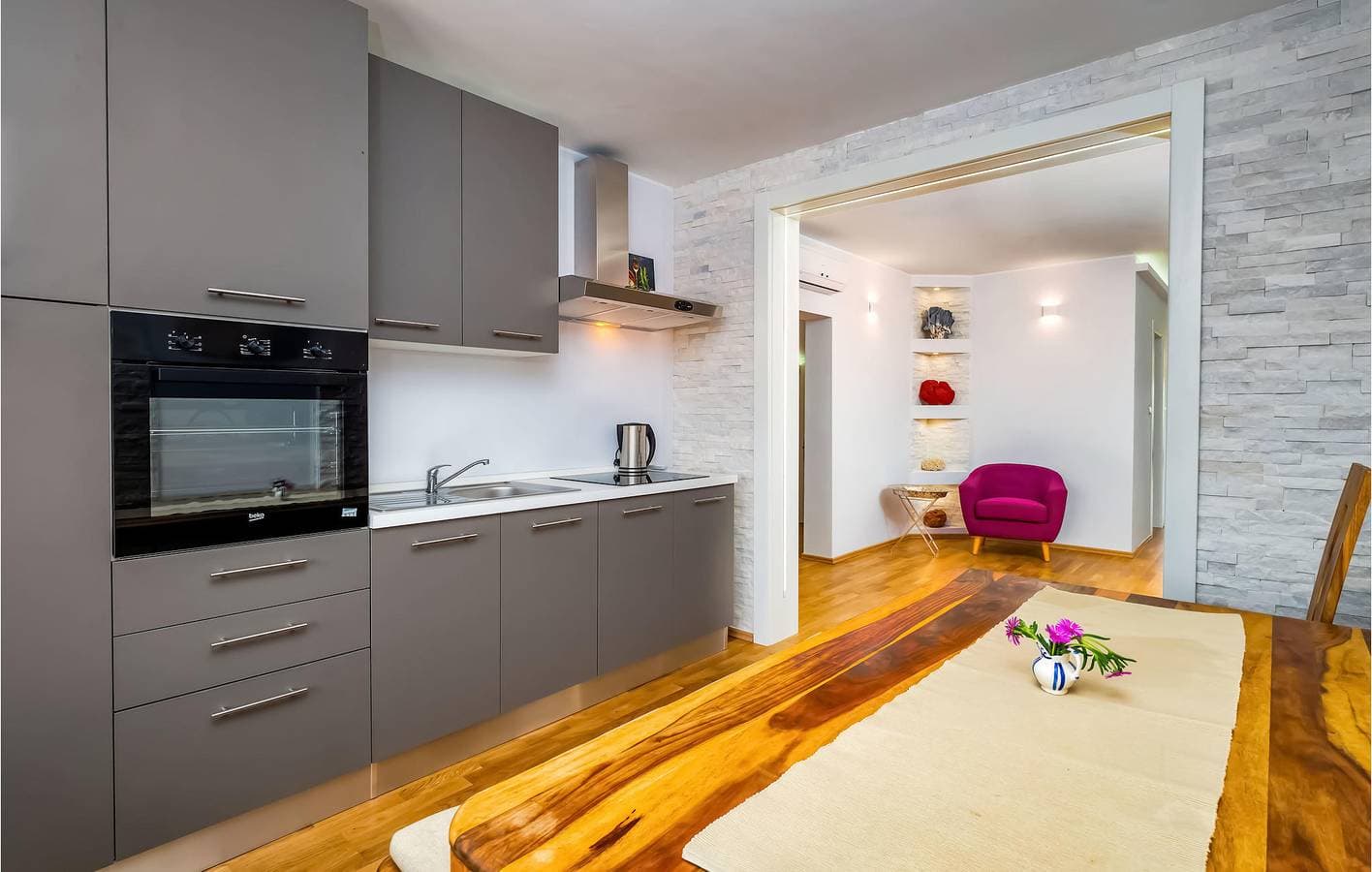 Foto 9 von 36: Gemütlich, 2 km von Raša entfernt: Stilvolles Apartment mit Pool und Terrasse