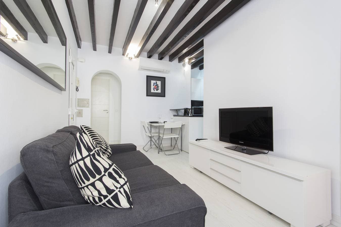 Foto 2 von 15: Black&White Apartment minimum stay 31 nights