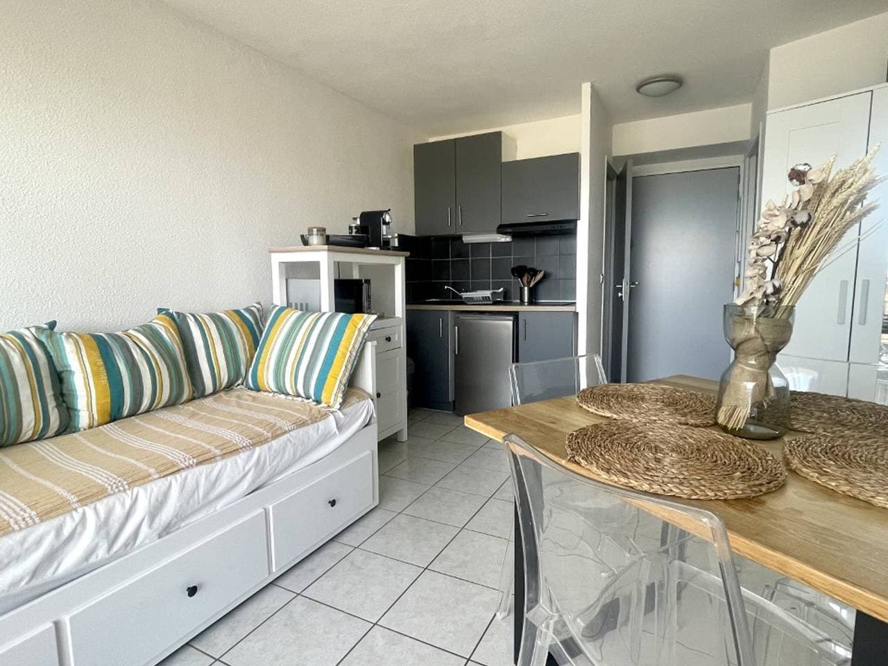 Foto 11 von 25: Renovierte Wohnung mit Gemeinschaftspool, 4 Betten, Klimaanlage, WLAN, Terrasse mit Meerblick