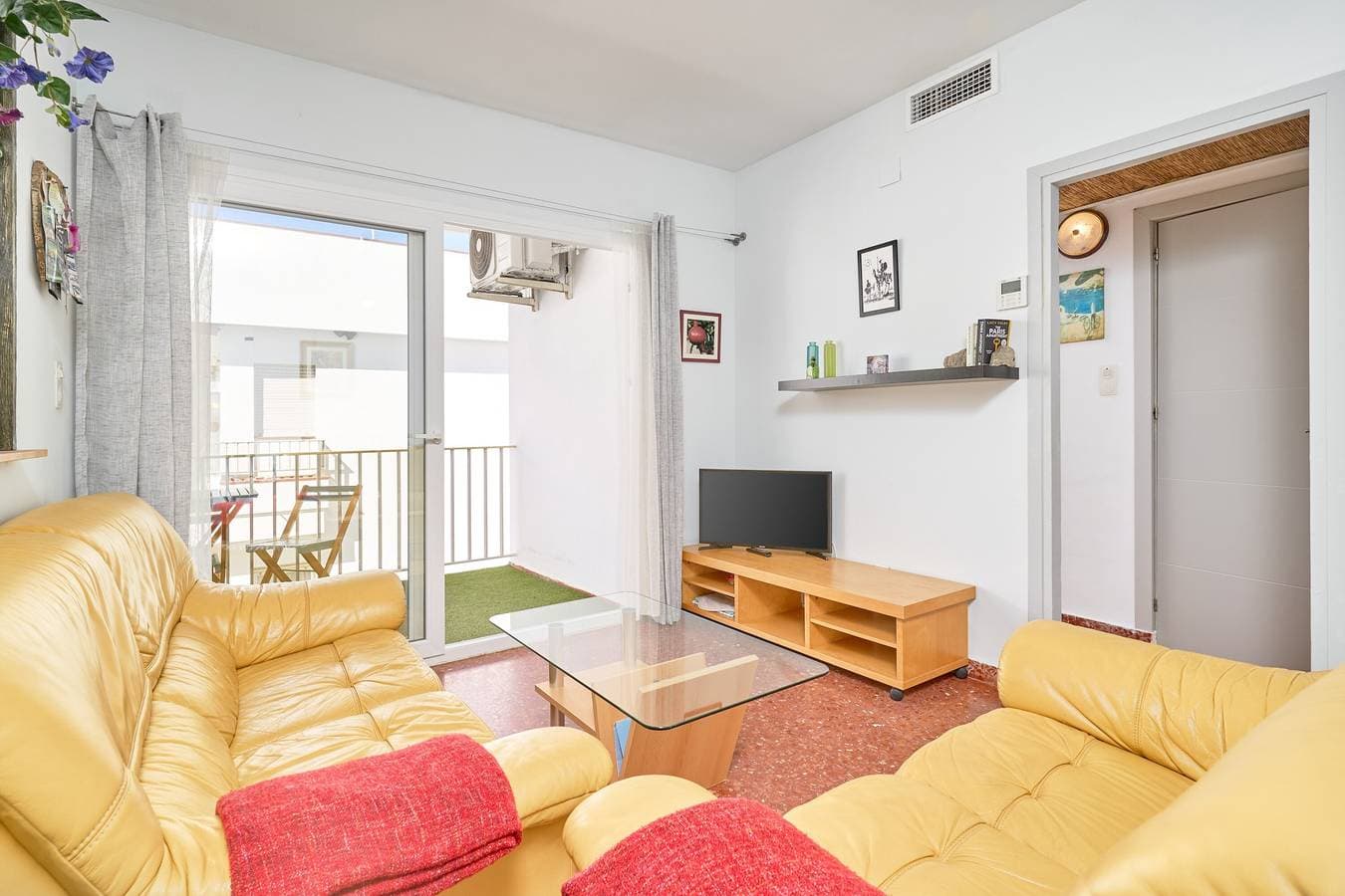 Foto 2 von 25: Ferienwohnung 'Apartamento 1a línea La Herradura' mit Meerblick, WLAN & Klimaanlage