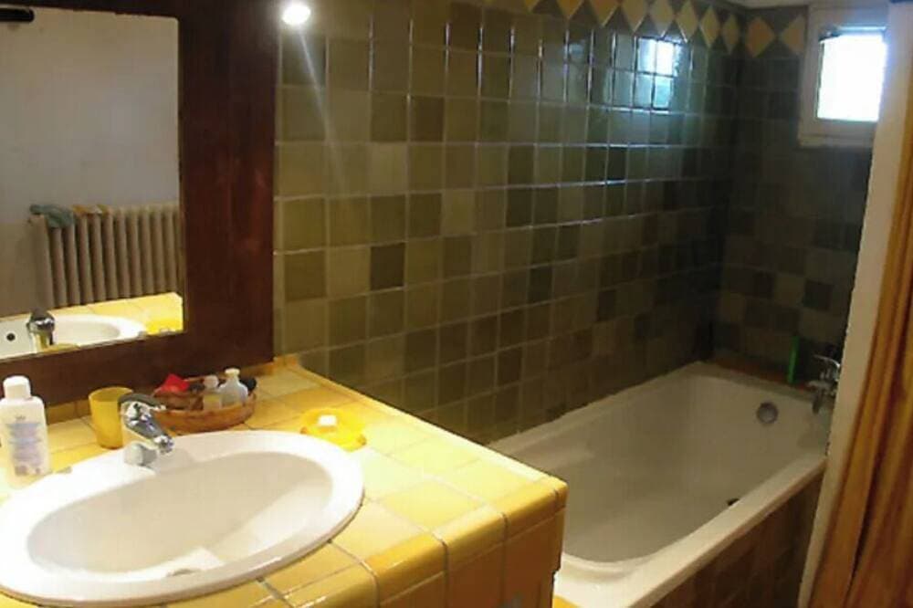 Foto 4 von 6: Charm and comfort in the heart of Manguin - Balcony overlooking park and barbecue