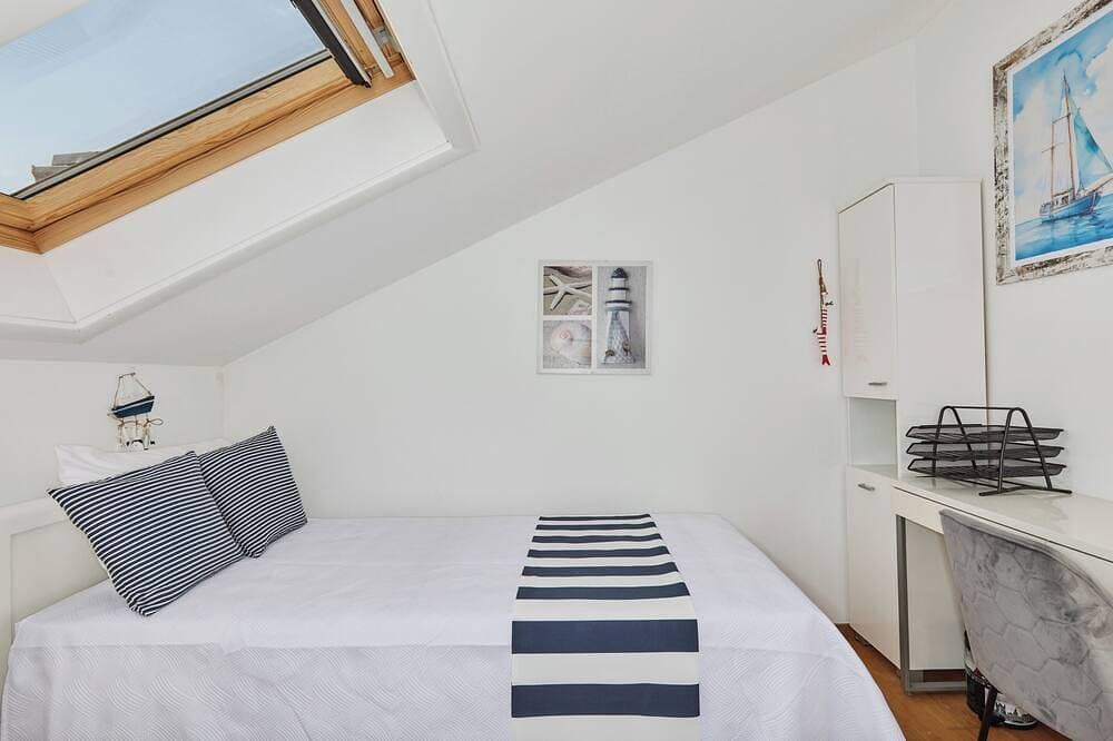 Foto 8 von 30: ❤️Bayview Tivat 2-bedroom Apartment| Seaview| Parking| Fast WIFI| 72m² Equipped