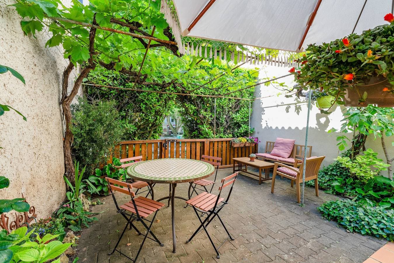 Foto 12 von 23: Zimmer 'Parfum De Soleil' mit gemeinsamer Terrasse, Gemeinschaftsgarten und WLAN