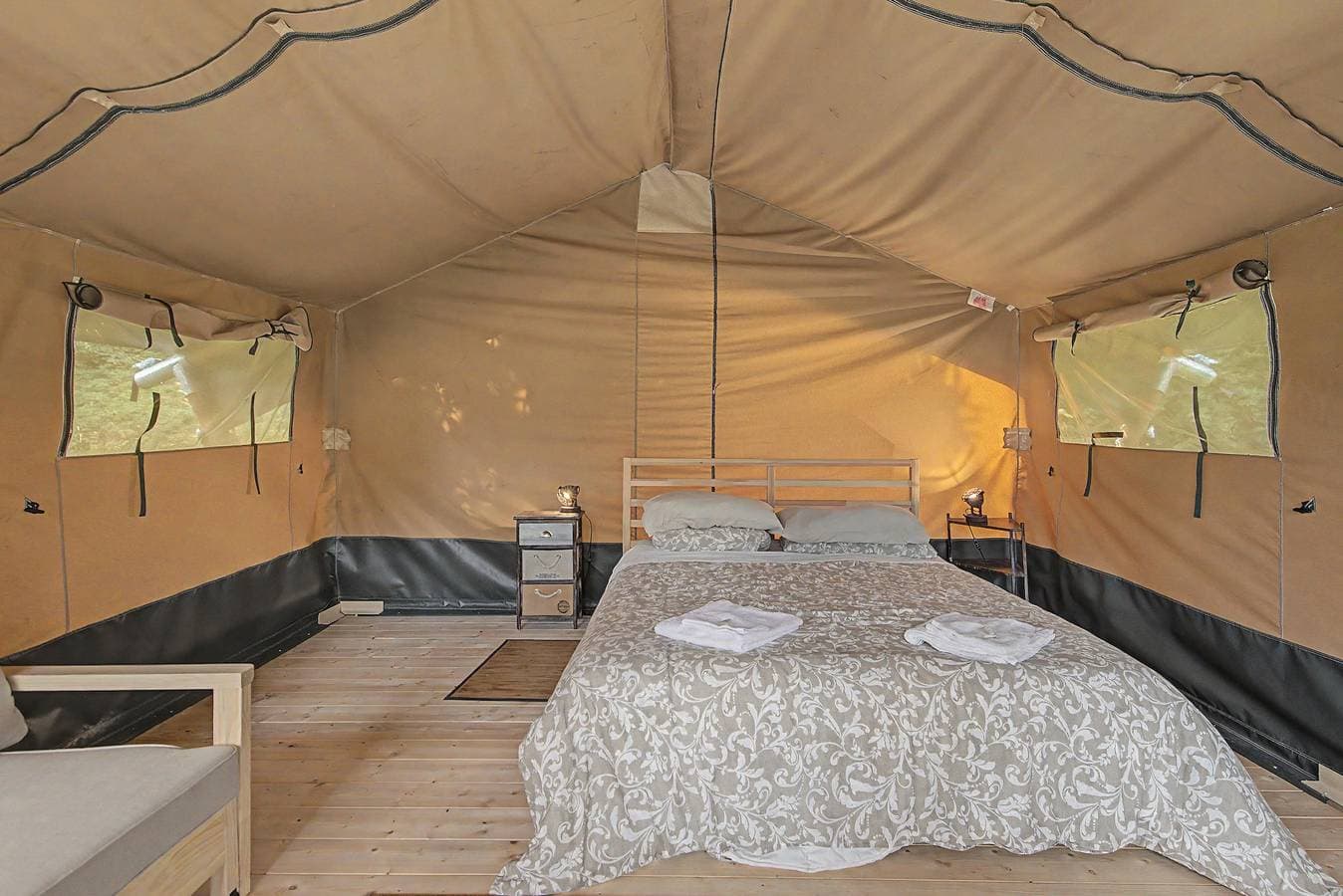 Foto 6 von 21: Glamping 'C Selva Tenda Castagno' mit Grill und Gemeinschaftspool