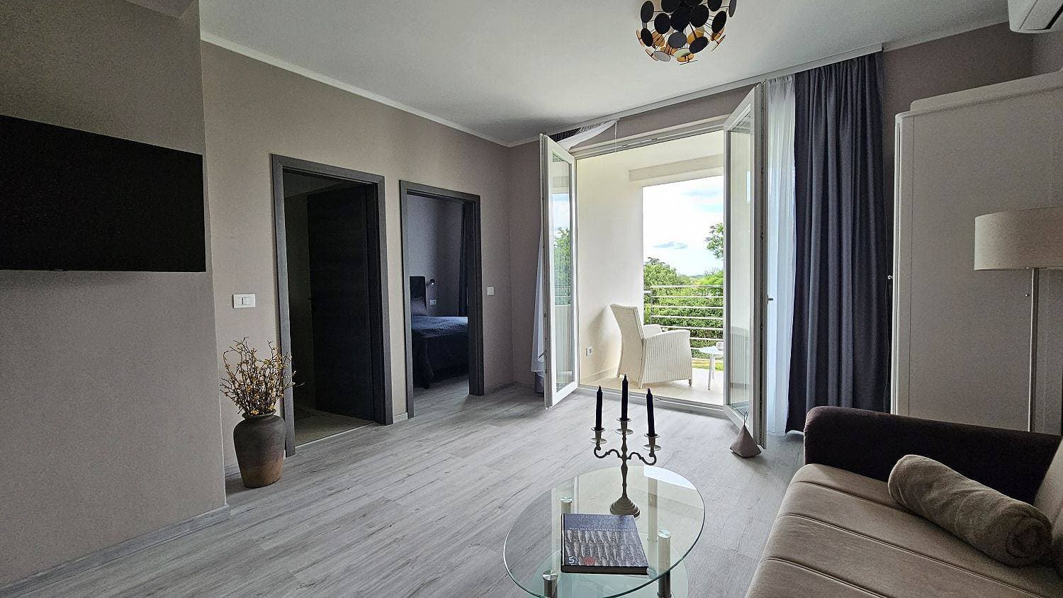 Foto 4 von 23: Hundefreundliches Luxusapartment mit Pool, Babybett, Parkplatz, WiFi