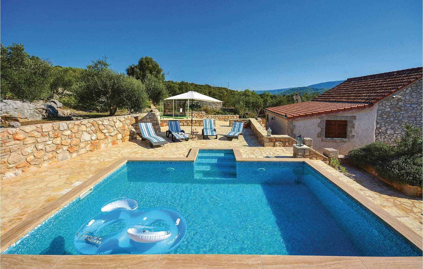Foto 13 von 40: Modernes Apartment mit 2 Schlafzimmern, Pool, WLAN und 1,5 km Entfernung zum Strand