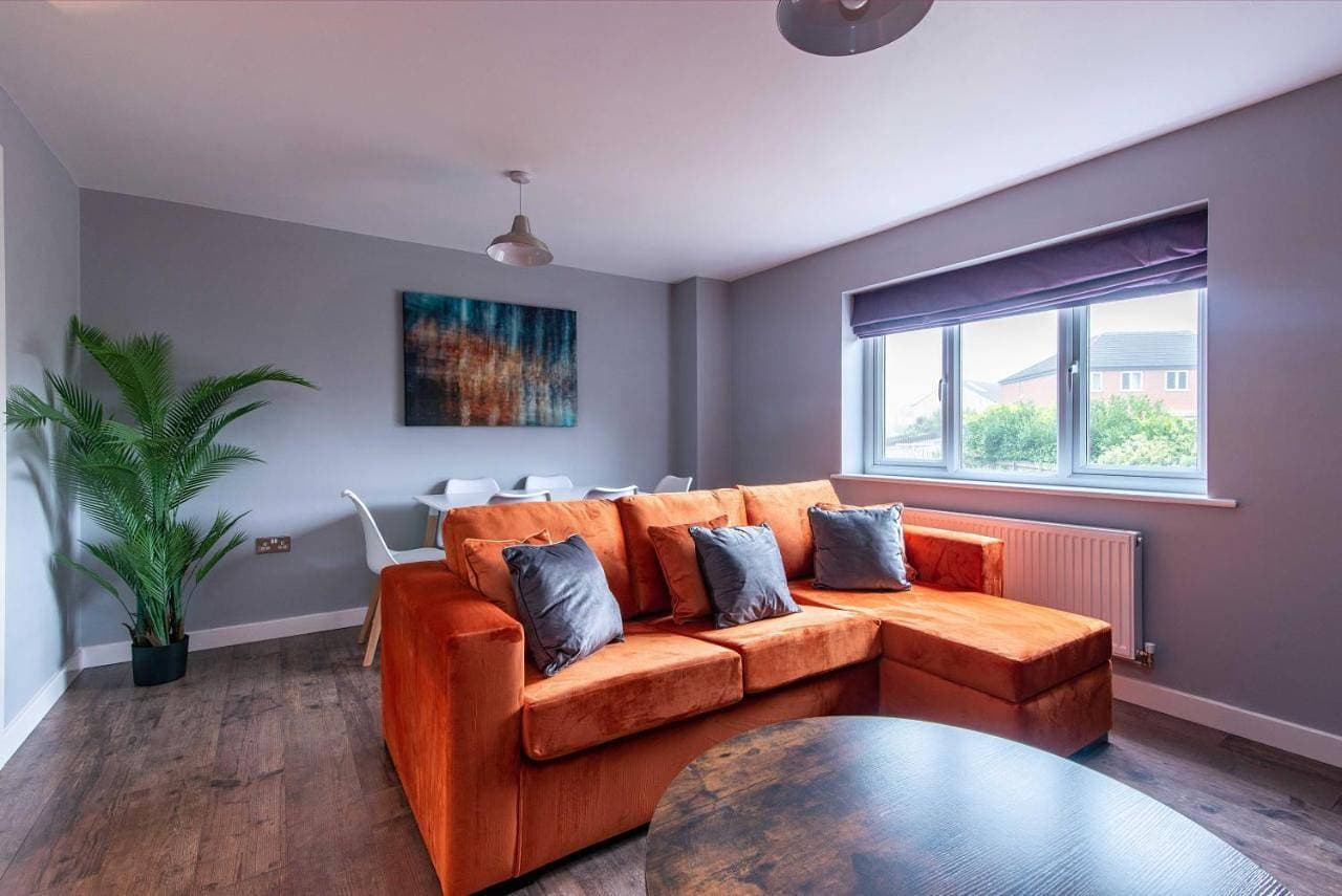 Wharf House - 3 Bedroom House with Private Driveway 1