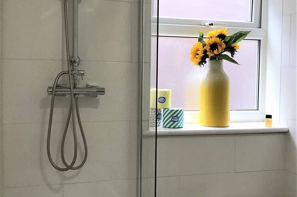 Foto 9 von 28: Apartment-Komfort-Eigenes Badezimmer-Strassenblick