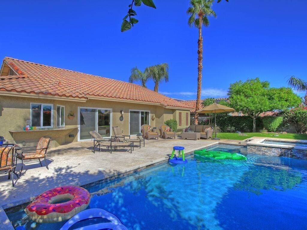 Foto 9 von 27: Indian Wells Pool Home - Toller Ort für Familie und Freunde zum Schwimmen, Essen und Entspannen.