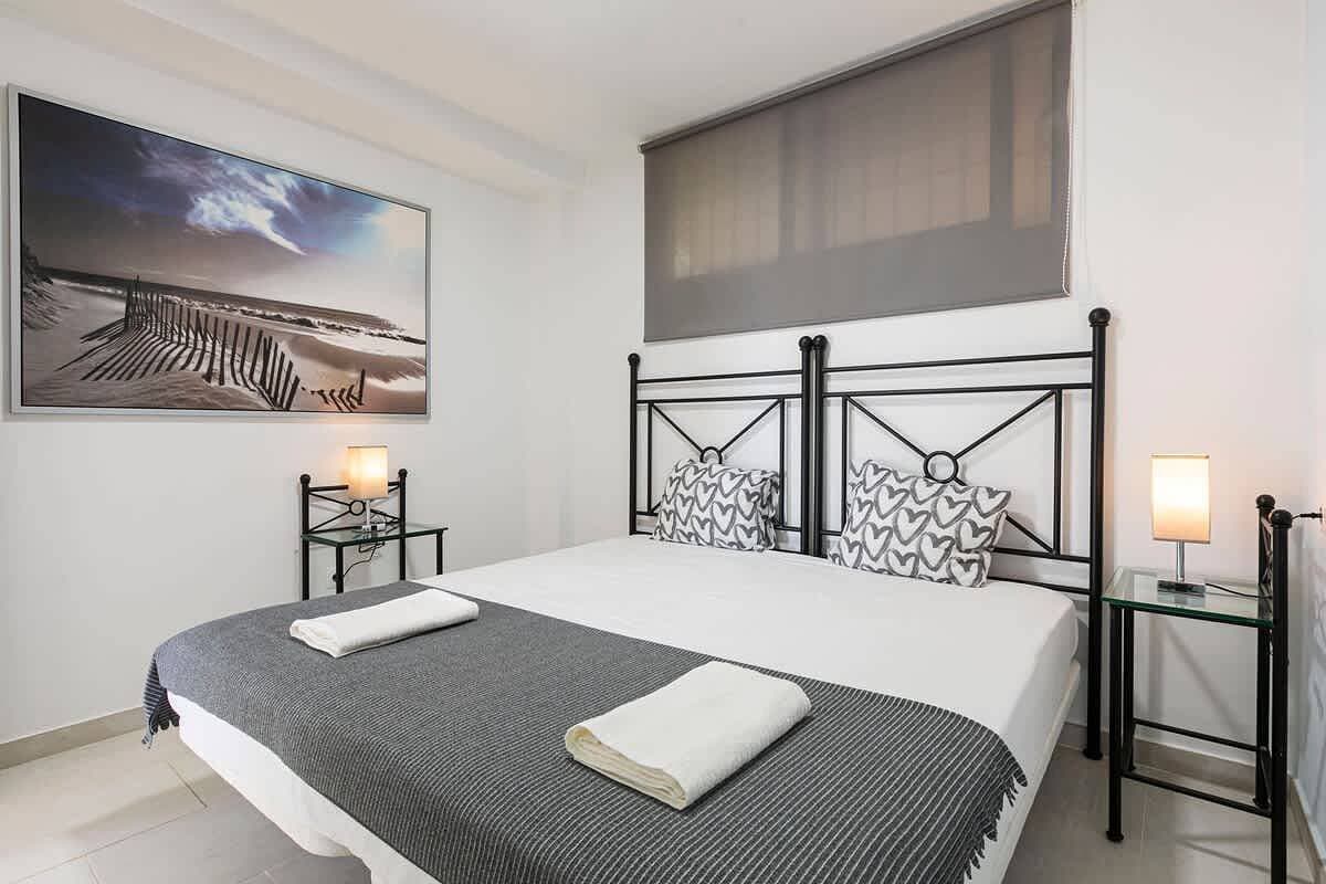 Foto 11 von 31: Stunning Sea-View Apt / 10 Minutes from the Beach!