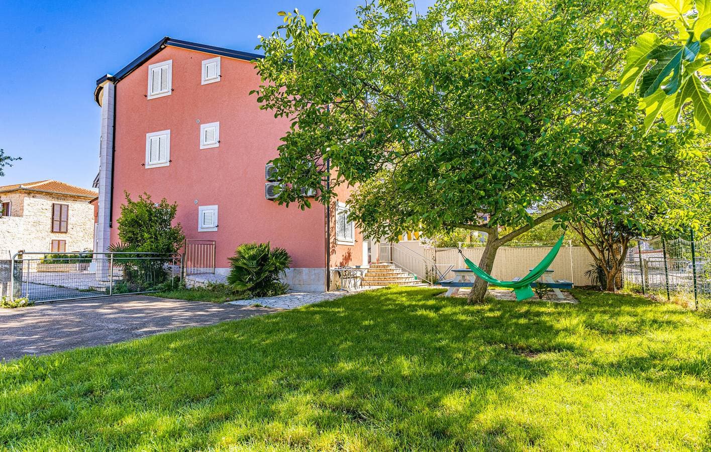 Foto 2 von 18: Gemütliche Ferienwohnung in der Nähe des Yachthafens und der Küste mit WLAN und Parkplatz