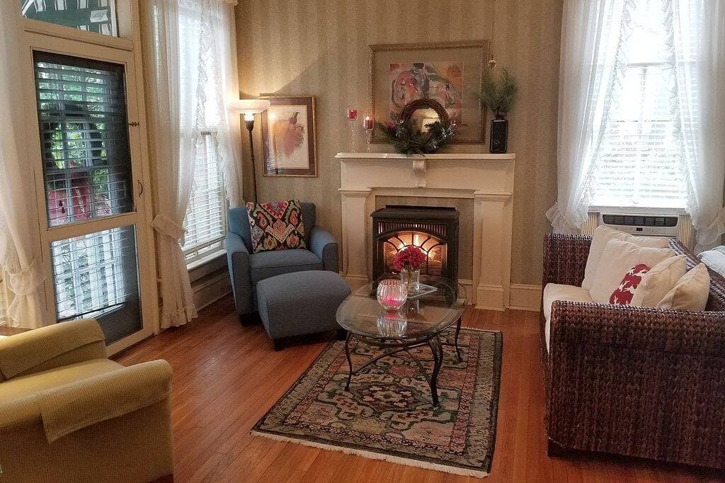 Foto 8 von 18: Private Garden, Jacuzzi Tub, Fireplace, In-Cottage Breakfast & Walking Distance to SoMa Are Just the Beginning!