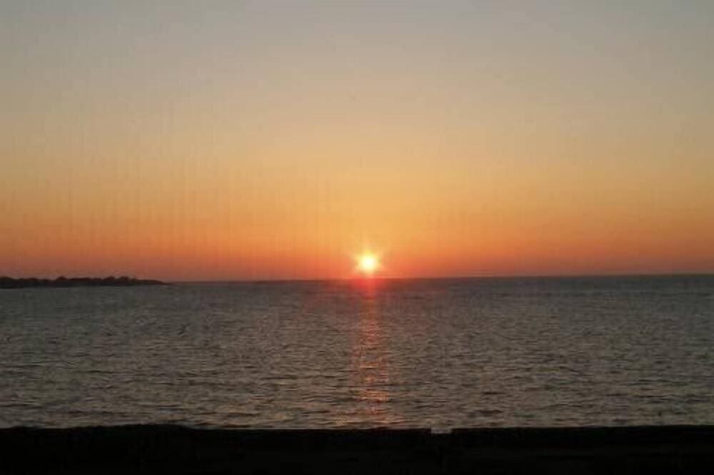 Foto 12 von 14: 90 m² FeWo, Blick aufs Meer und die Insel Tatihou, großer Garten, in Strandnähe