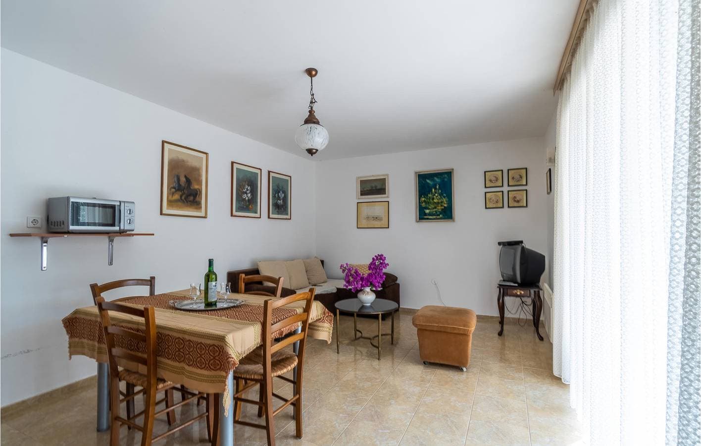 Foto 4 von 14: Gemütliche Ferienwohnung mit Terrasse in der Nähe des Strandes Bijela