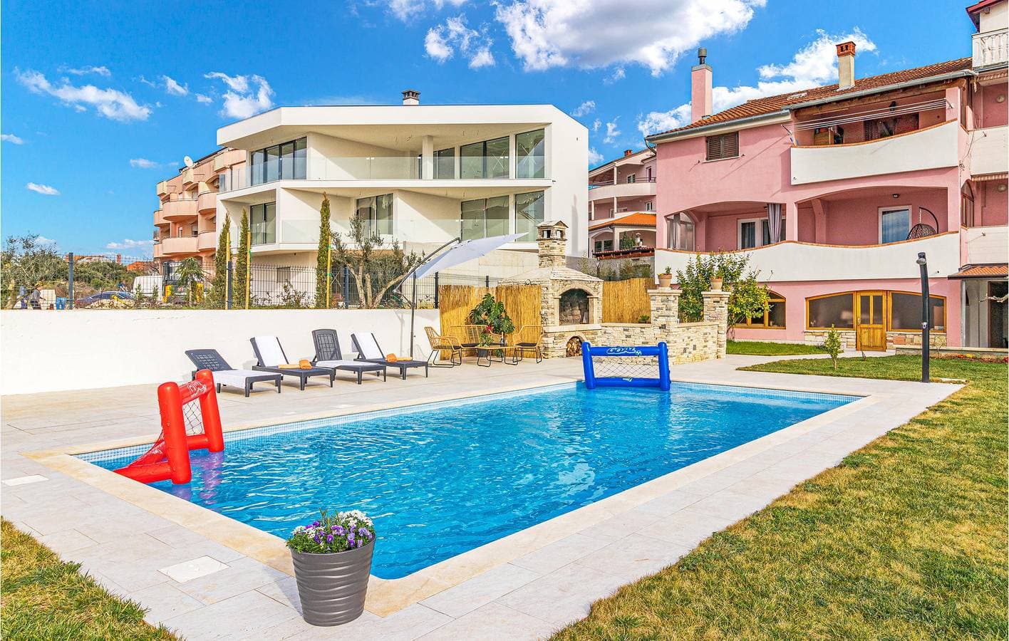 Foto 2 von 23: Urlaub am Meer: Gemütliche Ferienwohnung mit Pool, Terrasse und WLAN
