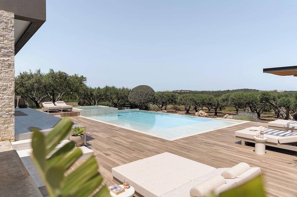 Brandneue, hochwertige Villa mit beheiztem Pool und Kinderbecken 1
