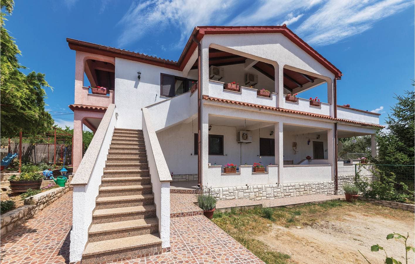 Foto 2 von 21: Gemütliche Ferienwohnung mit Terrasse, WLAN, in der Nähe des Strandes Duga Uvala